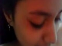 Milf tetona está satisfaciendo a su joven vecino