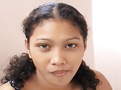 Nena elegante con el pelo largo es una puta