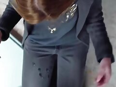 Puta de ébano con tetas monstruosas se folla a un joven en el sofá