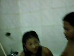 Morena apasionada está haciendo cosas traviesas