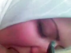Enorme Chestie Slut acariciando dos Puds erigidos