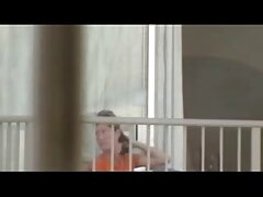 Chica de oficina traviesa está teniendo un trío