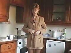 Miya Stone complaciendo a un afortunado en la sala de estar