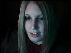 Katie Kush complaciendo a un hombre mayor en la sala de estar