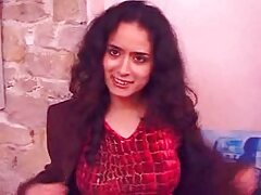 MILF Amber Chases con grandes tetas tiene sexo con el empleado de su marido