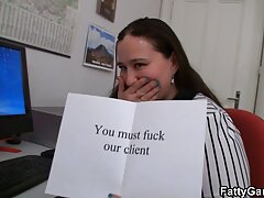 Boobie Ladie muele sobre un regordete rígido
