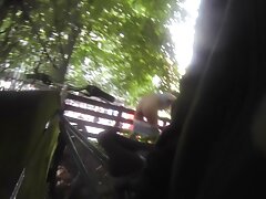 Cuervo delgado chupa una polla en el parque
