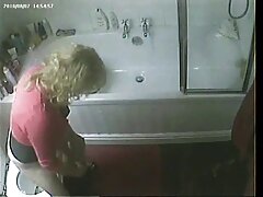 Joven zorra con medias de rejilla sirve la polla de Mick en POV