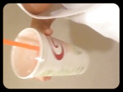 Enfermera caliente fumadora tiene ganas de ser traviesa