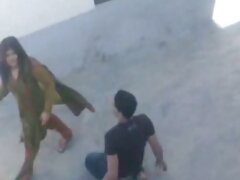 Rafaella se desnuda y juega con su coño ansioso de pollas