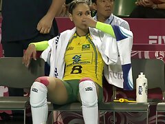 Bomba sexual latina Alina Belle hace una mamada y se la follan en la cocina