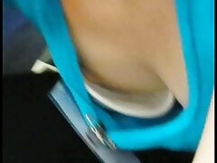 Chica nerd está practicando sus habilidades