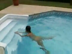 La rubia perfecta Kinky Nancy acaricia su cuerpo