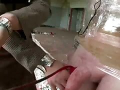 La pelirroja Abby es golpeada al aire libre con fuerza