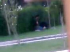 Pequeña chica follada en el sofá