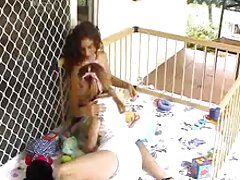 Dos hermosas damas están haciendo el amor apasionadamente