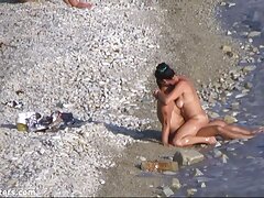 Morena caliente le estaba comiendo el coño a su novia