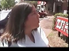 Bimbo flaca con latas pequeñas castigada con una erección palpitante