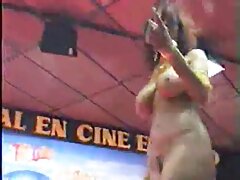 Rubia tatuada de grandes tetas satisfecha