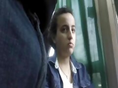 Pequeña morena japonesa le gustan los juguetes sexuales