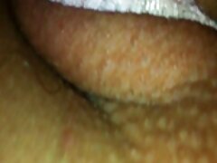 Chica negra tiene grandes jarras de leche