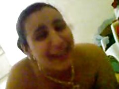 Mamá cachonda se une a su hijastra en la cama