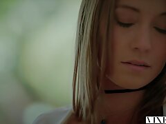 Lina Love chupa dos pollas duras y recibe una doble penetración