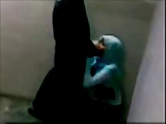 Mujer de tetas pequeñas le gusta el sexo en la cocina